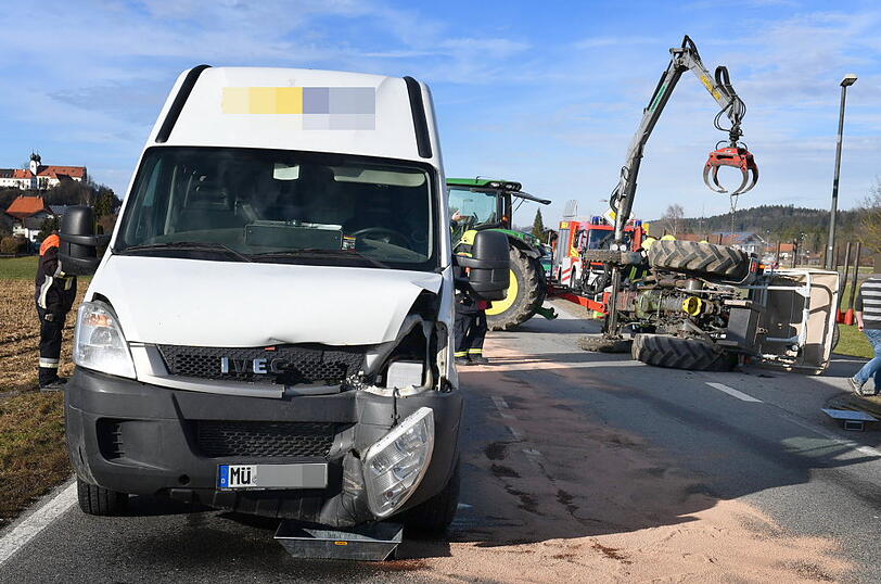 Der Traktorfahrer verletzte sich bei dem Unfall und kam ins Krankenhaus. Der Unfallverursacher hatte über 1,1 Promille.