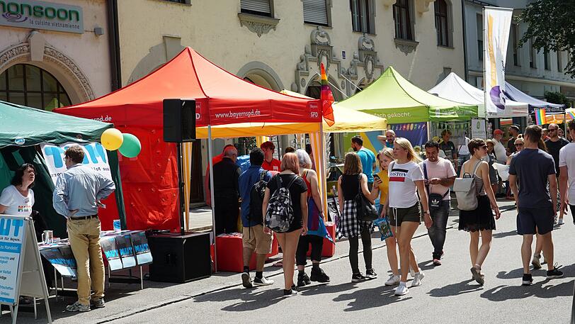 Laut, bunt und vor allem schwul: Das Hans-Sachs-Straßenfest zieht knapp 10.000 Menschen aus München und der queeren Szene an.