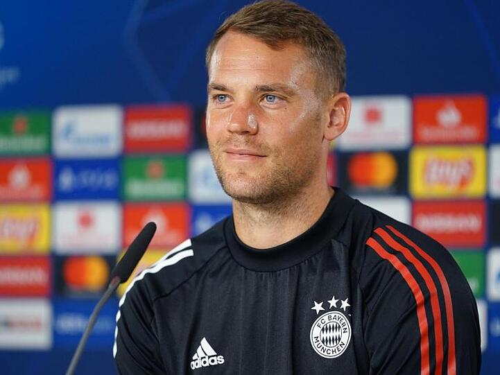 Kapitän Manuel Neuer sitzt vor der Presse. Foto: M. Donato/FC Bayern/dpa