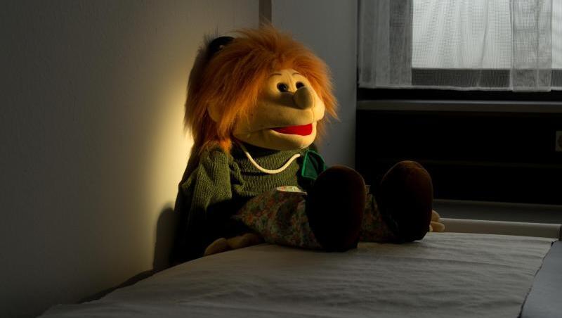 Eine Handpuppe sitzt auf einer Liege in einem Untersuchungsraum in der Kinderschutzambulanz. Foto: Julian Stratenschulte/dpa/Archivbild Eine Handpuppe sitzt auf einer Liege in einem Untersuchungsraum in der Kinderschutzambulanz. Foto: Julian Stratenschulte/dpa/Archivbild
