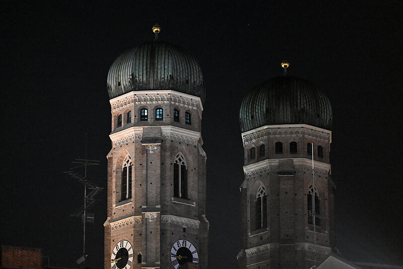Die Türme der Frauenkirche waren während der Earth Hour 2022 für eine Stunde unbeleuchtet.