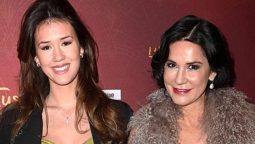 Mariella Ahrens mit ihrer Tochter Isabella im Madame Tussauds in Berlin. Mariella Ahrens mit ihrer Tochter Isabella im Madame Tussauds in Berlin.