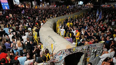 Nach Angaben der Organisation der Angehörigen von Geiseln demonstrierten in Tel Aviv rund 120.000 Menschen für die Freilassung der Entführten und einen Friedensschluss.