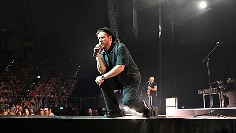 Johannes Oerding sucht immer den Kontakt mit dem Publikum.