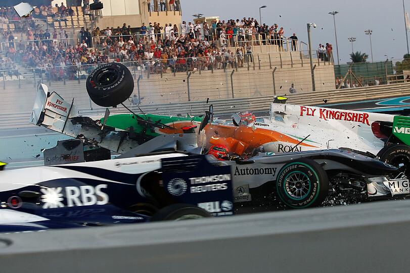 2010: Michael Schumacher und Vitantonio Liuzzi krachen beim Großen Preis von Abu Dhabi ineinander.