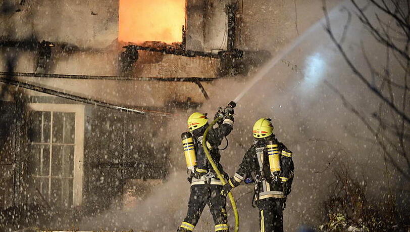 Stundenlang war die Feuerwehr bei einem Wohnhausbrand in Cham im Einsatz. (Symbolbild) Stundenlang war die Feuerwehr bei einem Wohnhausbrand in Cham im Einsatz. (Symbolbild)
