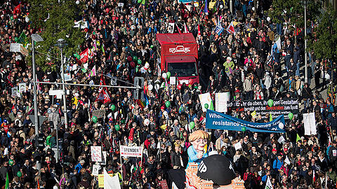Bilder von der TTIP-Demo in Berlin. Laut Polizei nahmen rund hunderttausend Menschen am Protestmarsch durch die Hauptstadt teil.