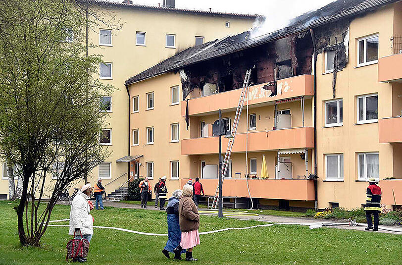 Feuer in einem Rosenheimer Mehrfamilienhaus. Die Bilder vom dramatischen Einsatz.