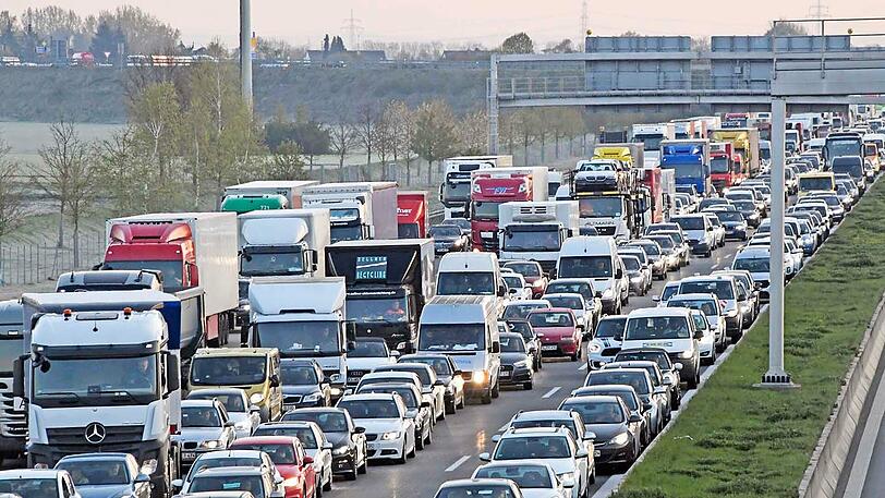 Auf der A9 ist ein Lkw komplett ausgebrannt - er hatte Tiefkühlpizza geladen.