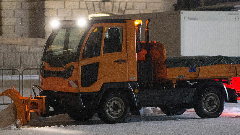 Das Räumfahrzeug erfasste die Seniorin (Symbolbild)