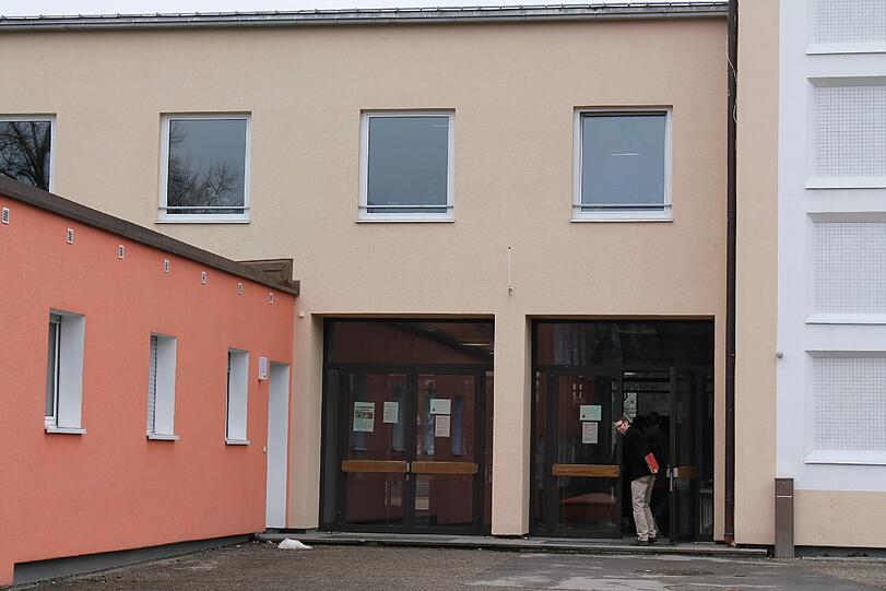 Der Anbau fügt sich optisch perfekt an das Schulgebäude an.