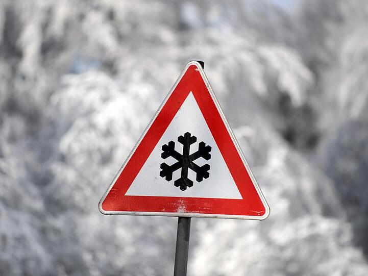 Ein Schild warnt vor Glätte. Foto: Uwe Zucchi/Archiv