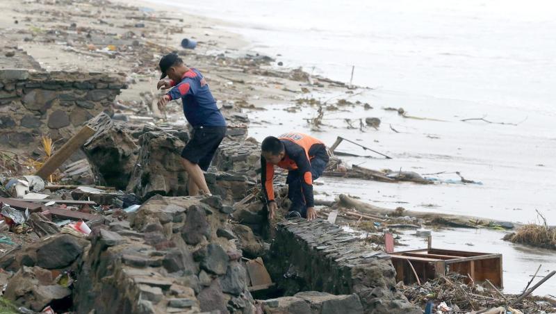 Rettungskräfte suchen am Strand von Carita nach Opfern des Tsunami. Rettungskräfte suchen am Strand von Carita nach Opfern des Tsunami.
