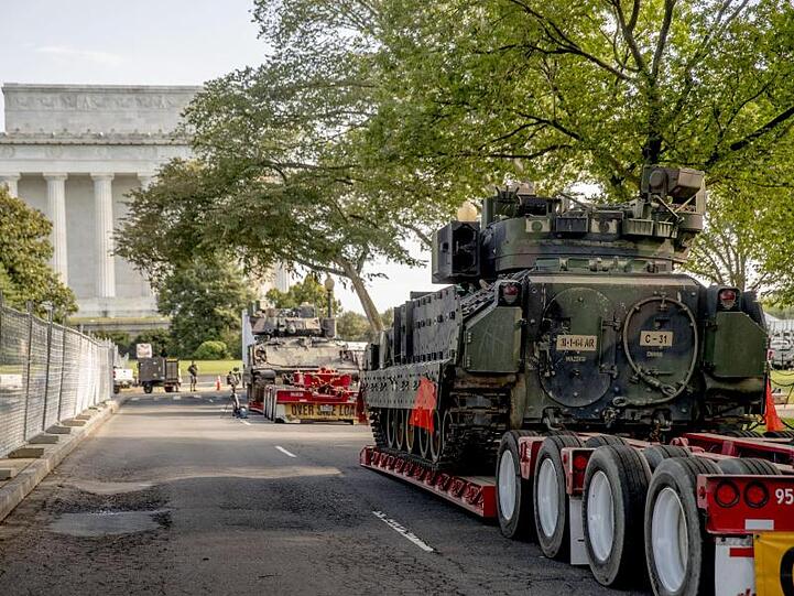 US-Präsident Trump lässt bei den Feiern zum amerikanischen Unabhängigkeitstag in Washington Panzer auffahren.