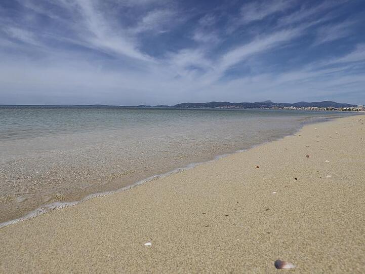 Viel Strand, aber keine Touristen. So sieht es derzeit auf Mallorca aus.
