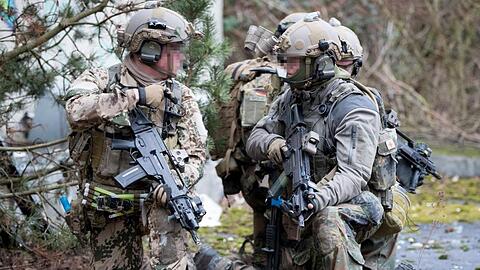Bundeswehrsoldaten der Eliteeinheit Kommando Spezialkräfte (KSK) trainieren den Häuserkampf und eine Geiselbefreiung.