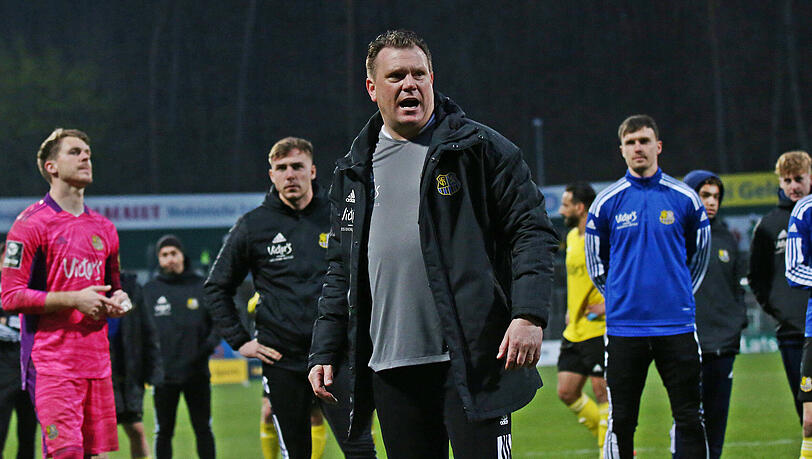 Saarbrücken-Trainer Uwe Koschinat und seine Mannschaft mussten beim FC Homburg eine bittere Niederlage einstecken.