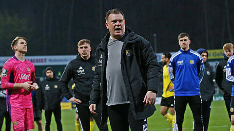Saarbrücken-Trainer Uwe Koschinat und seine Mannschaft mussten beim FC Homburg eine bittere Niederlage einstecken.