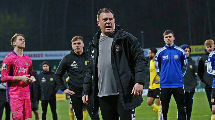 Saarbrücken-Trainer Uwe Koschinat und seine Mannschaft mussten beim FC Homburg eine bittere Niederlage einstecken.
