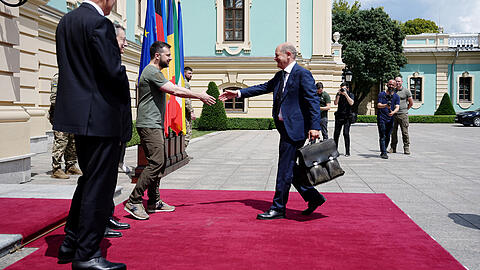 Wolodymyr Selenskyj (M), Präsident der Ukraine, begrüßt Bundeskanzler Olaf Scholz (r, SPD). Bundeskanzler Scholz, Frankreichs Präsident Macron, der italienische Ministerpräsident Draghi und der rumänische Staatschef Iohannis sind am Donnerstagmorgen in der ukrainischen Hauptstadt Kiew eingetroffen. Dort wollen sie mit dem ukrainischen Präsidenten Selenskyj über weitere Unterstützung für das von Russland angegriffene Land sprechen.