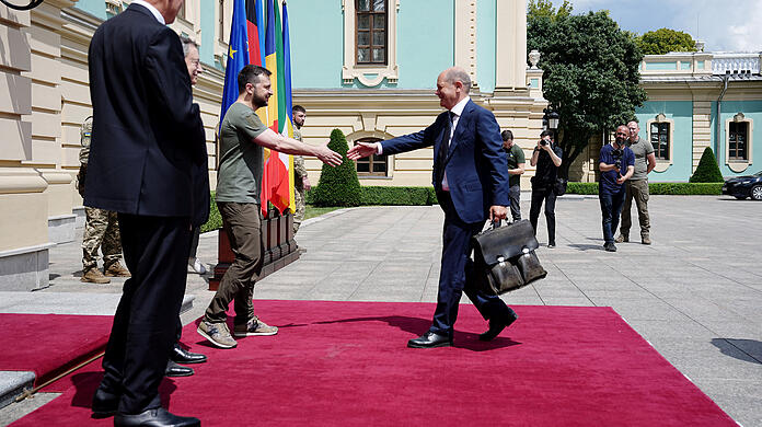 Wolodymyr Selenskyj (M), Präsident der Ukraine, begrüßt Bundeskanzler Olaf Scholz (r, SPD). Bundeskanzler Scholz, Frankreichs Präsident Macron, der italienische Ministerpräsident Draghi und der rumänische Staatschef Iohannis sind am Donnerstagmorgen in der ukrainischen Hauptstadt Kiew eingetroffen. Dort wollen sie mit dem ukrainischen Präsidenten Selenskyj über weitere Unterstützung für das von Russland angegriffene Land sprechen.