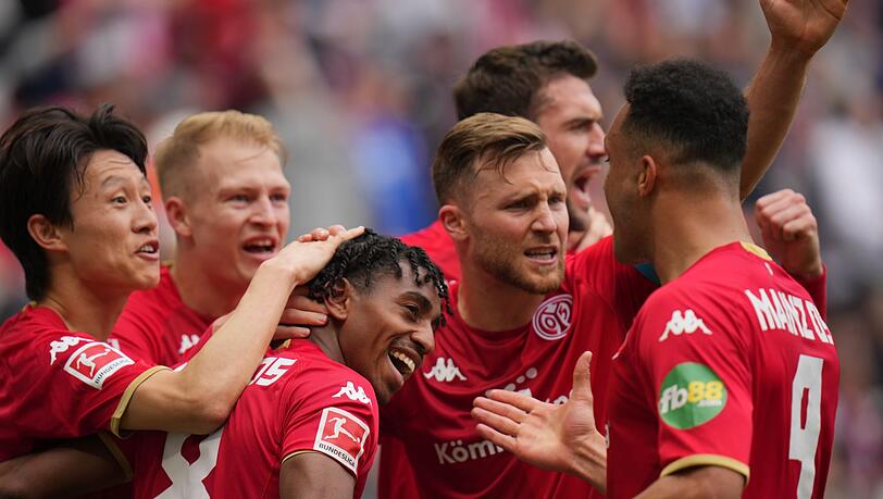 Das Spiel gegen die Bayern gedreht: Der Mainzer Leandro Barreiro Martins (M) jubelt nach dem 2:1 mit seinen Teamkollegen.