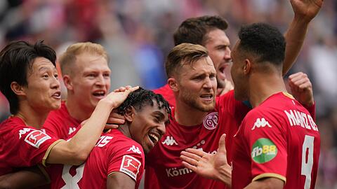 Das Spiel gegen die Bayern gedreht: Der Mainzer Leandro Barreiro Martins (M) jubelt nach dem 2:1 mit seinen Teamkollegen.