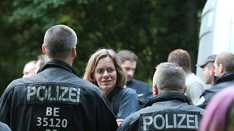 Die Landtagsabgeordnete Juliane Nagel im Gespräch mit Polizisten bei der Demonstration  am 1. Juni in Leipzig.
