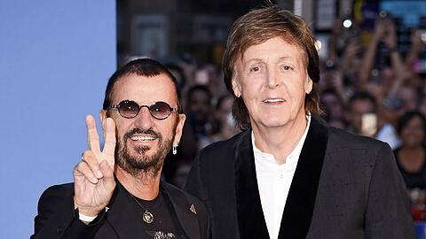 Ringo Starr und Paul McCartney (r.) gemeinsam auf dem roten Teppich.