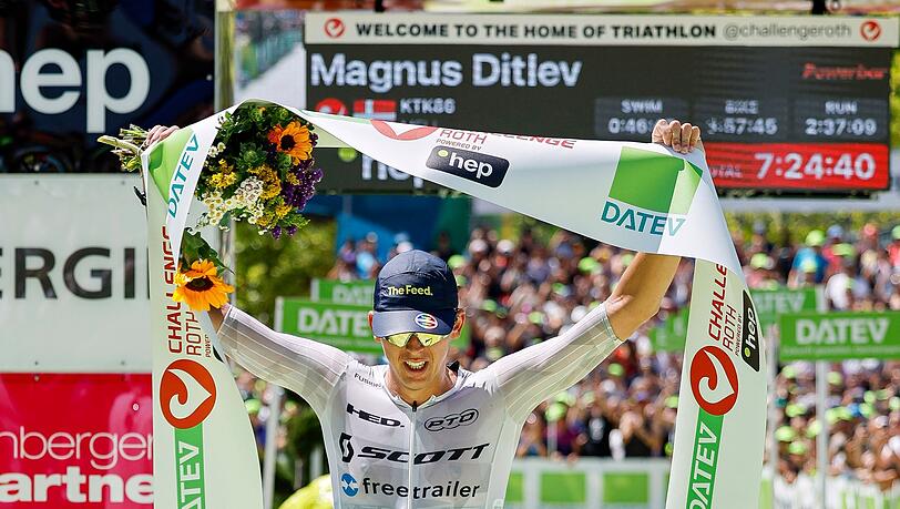 Der Gewinner der Männer bei der diesjährigen Triathlon Challenge Roth, der Däne Magnus Ditlev, läuft ins Ziel ein.