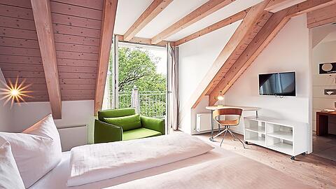 Das Zimmer, das 2009 zuletzt renoviert wurde. Mit dem Renovieren von denkmalgeschützten Räumen konnte Amrhein die vergangenen Jahre viel Erfahrung sammeln.