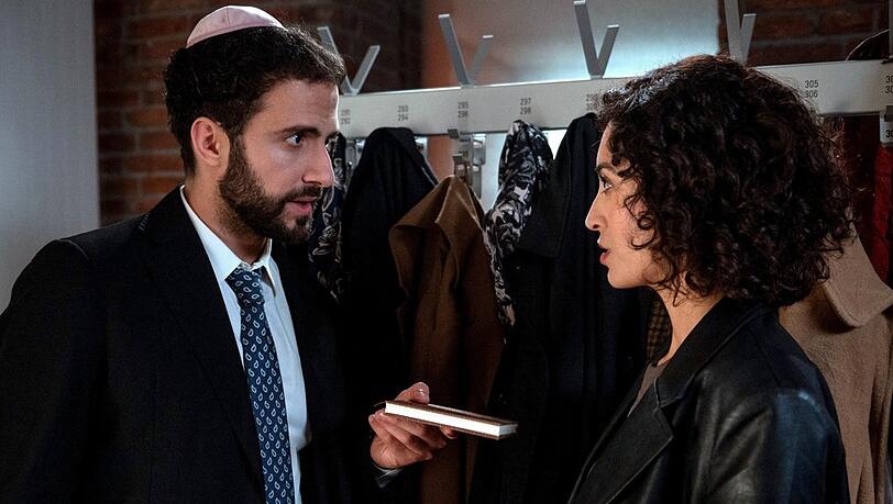 "Schattenmord: Unter Feinden": Samuel (Garry Fischmann, l.) gibt Nadirah (Sabrina Amali) ein wichtiges Notizbuch.