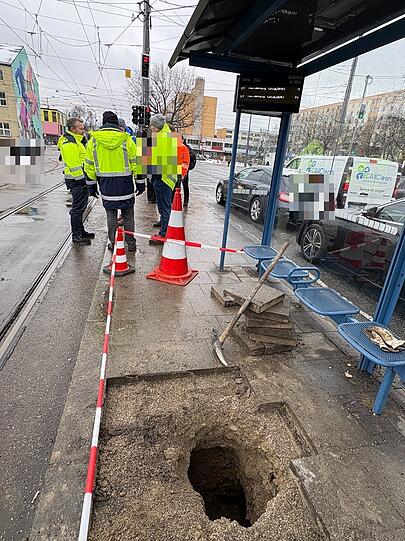Am Leonrodplatz senkt der Boden sich ab. Ein tiefes Loch ist entstanden. Am Leonrodplatz senkt der Boden sich ab. Ein tiefes Loch ist entstanden.