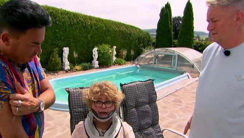 Matthias Mangiapane (l.) und Hubert Fella bilden in der Jubiläumsfolge "Hot oder Schrott - 10 Jahre die Allestester" ein Team mit Sybille Pogorzalek. Das Trio testet ein Nackengerät. Matthias Mangiapane (l.) und Hubert Fella bilden in der Jubiläumsfolge "Hot oder Schrott - 10 Jahre die Allestester" ein Team mit Sybille Pogorzalek. Das Trio testet ein Nackengerät.