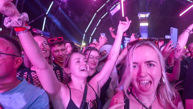Zehntausende Raver feiern beim Nature One Festival. Zehntausende Raver feiern beim Nature One Festival.