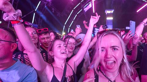 Zehntausende Raver feiern beim Nature One Festival.