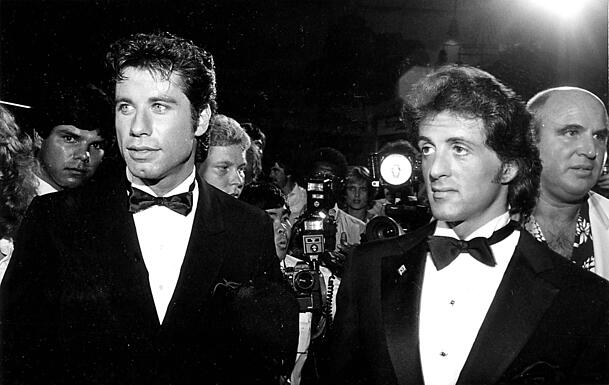 John Travolta (Hauptdarsteller) und Sylvester Stallone (Regisseur) bei der Filmpremiere von "Staying Alive" im Juli 1983. John Travolta (Hauptdarsteller) und Sylvester Stallone (Regisseur) bei der Filmpremiere von "Staying Alive" im Juli 1983.