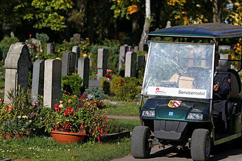 Mit diesen Golfkarts werden gebrechliche Senioren zu den teilweise weit entfernt liegenden Gräbern gebracht.