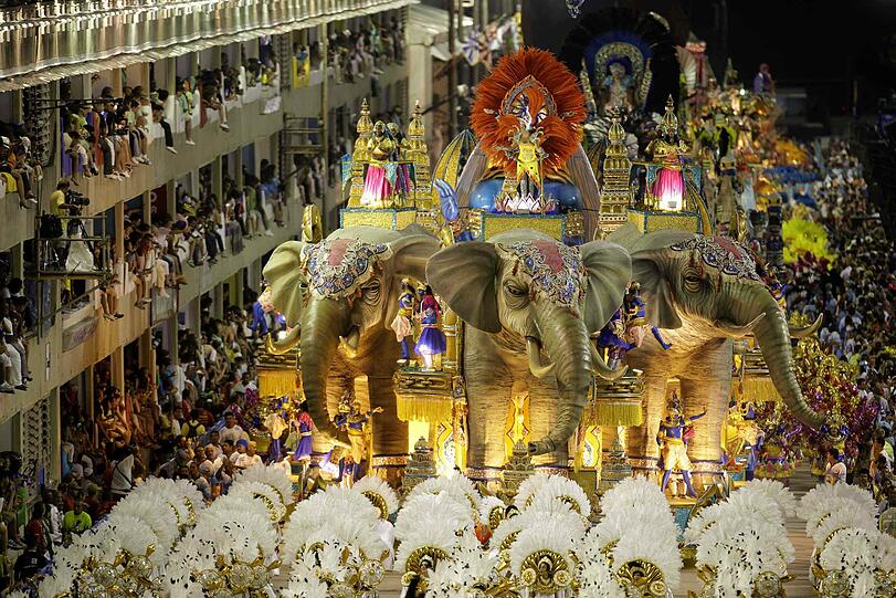 Nackte Haut, Samba und bunte Farben: Promis amüsieren sich in Rio. Mit dabei: Pamela Anderson, Gisele Bündchen, Fußball-Star Ronaldinho und Schauspieler Jude Law