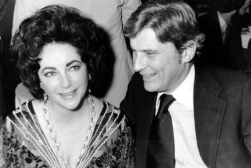 ...weil Liz dem Charme des US-Politikers John William Warner verfiel. Mit dem Republikaner war sie von 1976 bis 1982 verheiratet. Ihren siebten und letzten Ehemann lernte sie schließlich auf unorthodoxe Weise kennen...