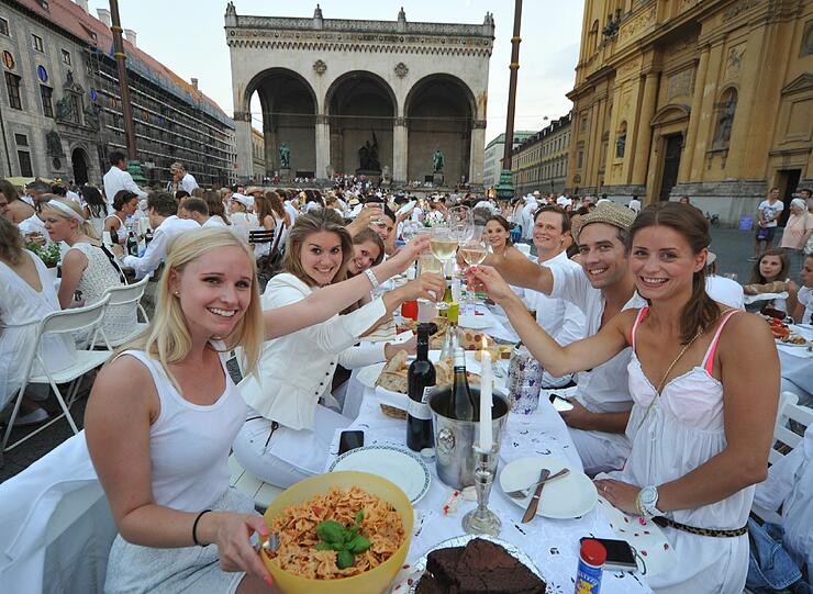 Die Teilnehmer waren festlich in weiß gekleidet. Anschließend wurde an den fein eingedeckten Tischen gespeist. Die Polizei räumte den Platz nicht, da alles friedlich ablief. Zum Abschluss entzündeten die Feiernden Hunderte Wunderkerzen.