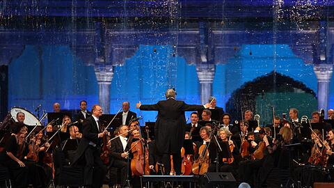 Für den &bdquo;inneren Frieden&ldquo; &ndash; das Bayerische Staatsorchester unter Lei- tung von Zubin Mehta beim Konzert im Shalimar-Garten.