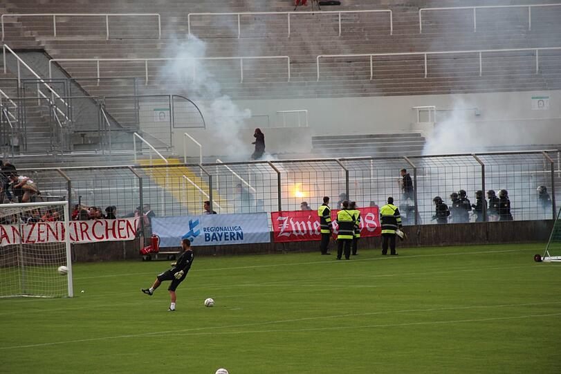 Immer wieder zünden Fans des TSV 1860 Böller und Pyro.