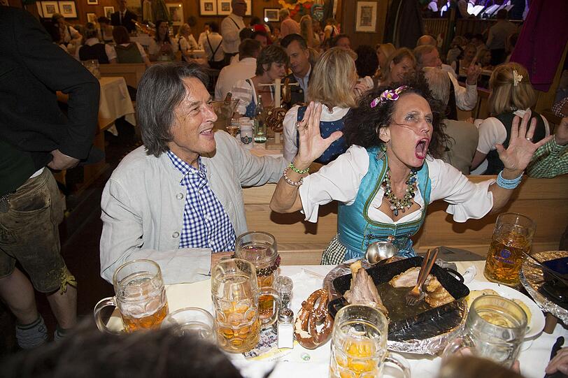 Karin Müller-Wohlfahrt feiert ausgelassen mit Ehemann Hans-Wilhelm Müller-Wohlfahrt im Schützenzelt.