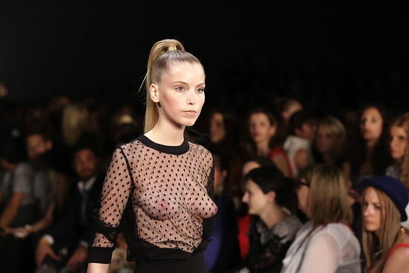 Die Mädchen dürfen auf dem Laufsteg nicht zimperlich sein: Bei der Fashion Week gibt's fast keine Show ohne (fast) nackte Brüste. Die Busenblitzer der sexy Models...