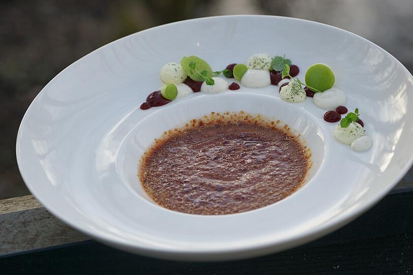 Gang 5: Gebrannte Rumtopfcreme mit Pflaumengel und Vanilleschmand
