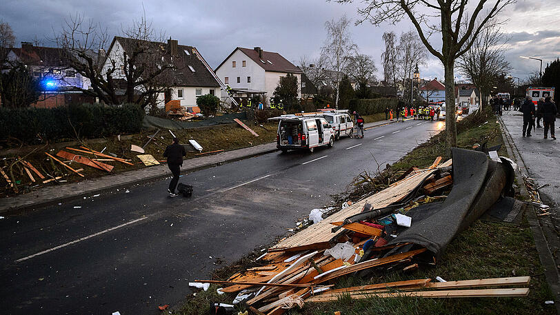 Feuerwehrleute und Anwohner räumen in Kürnach (Bayern) einem Wohngebiet die Schäden auf, die am späten Nachmittag eine Windhose angerichtet hatte. Um die 20 Häuser und Lauben waren durch den Sturm zu Schaden gekommen. Verletzt wurde niemand. Der Tornado hatte sich am späten Nachmittag zeitlich und räumlich eng begrenzt innerhalb einer Gewitterzelle entwickelt. Die Schadenshöhe war zunächst nicht zu beziffern.
