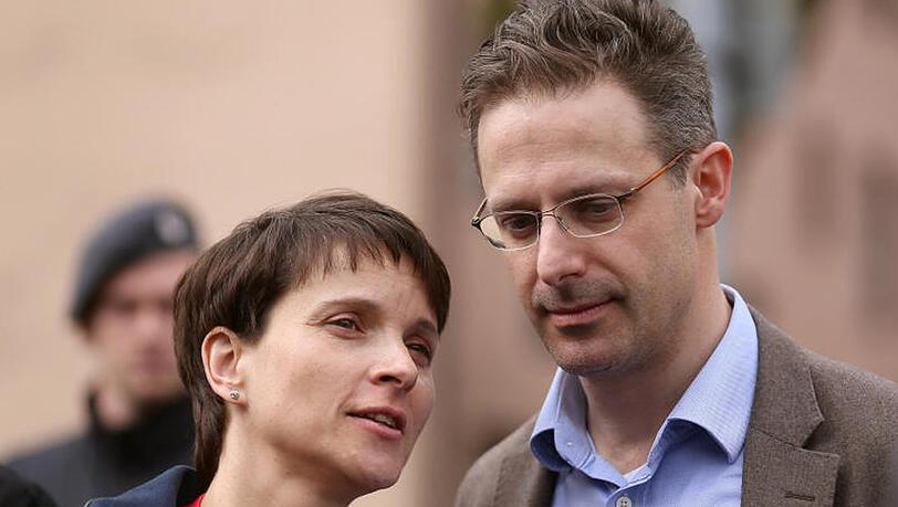 Frauke Petry und ihr Ehemann, der AfD-Spitzenkandidat für die Landtagswahl in Nordrhein-Westfalen, Marcus Pretzell, bei einer Wahlkampfveranstaltung. Frauke Petry und ihr Ehemann, der AfD-Spitzenkandidat für die Landtagswahl in Nordrhein-Westfalen, Marcus Pretzell, bei einer Wahlkampfveranstaltung.