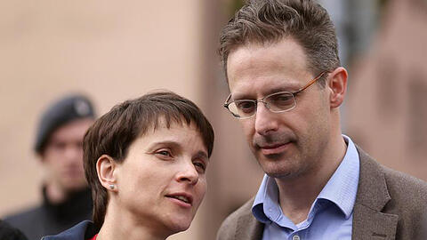 Frauke Petry und ihr Ehemann, der AfD-Spitzenkandidat für die Landtagswahl in Nordrhein-Westfalen, Marcus Pretzell, bei einer Wahlkampfveranstaltung.