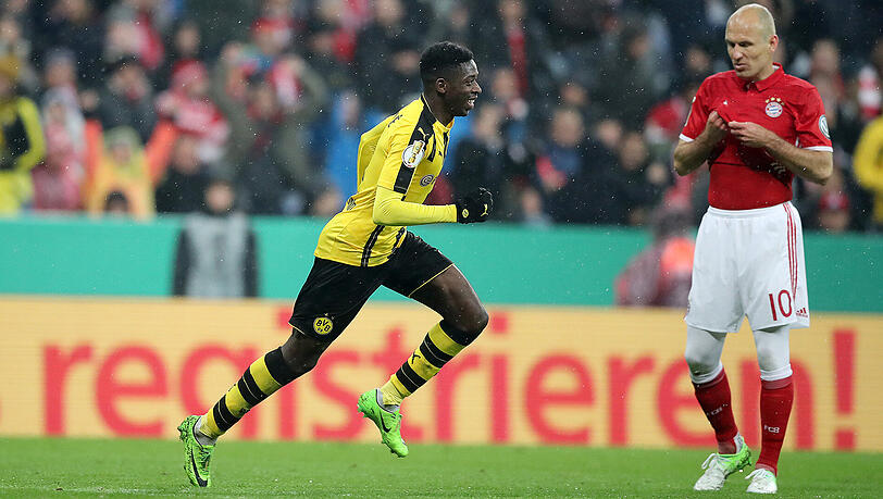 26. April 2017: Ousmane Dembélé bejubelt sein Tor zum 3:2 für Borussia Dortmund im Pokal-Halbfinale gegen den FC Bayern. Rechts Arjen Robben. 26. April 2017: Ousmane Dembélé bejubelt sein Tor zum 3:2 für Borussia Dortmund im Pokal-Halbfinale gegen den FC Bayern. Rechts Arjen Robben.